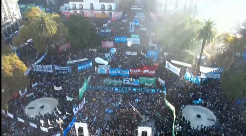 El emotivo momento que se vivió con los universitarios cantando el himno en una Plaza de Mayo desbordada
