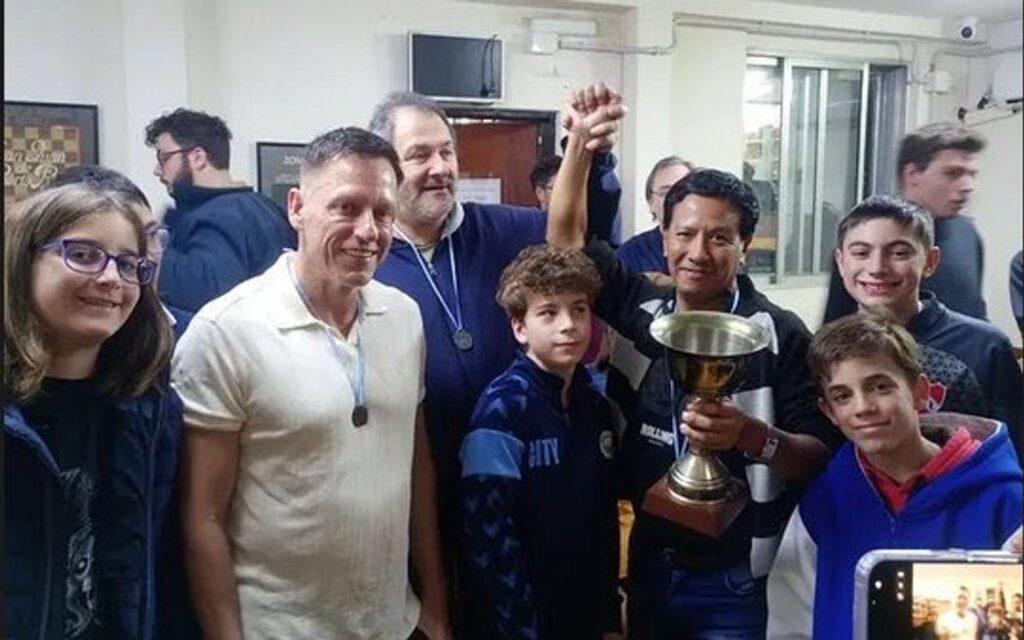 Peter Thiel jugó un torneo de ajedrez en un club del Abasto y se subió al podio