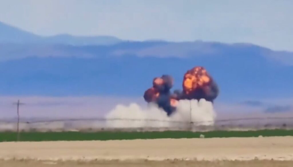 Impresionante choque de dos aviones de combate en pleno show aéreo en Estados Unidos y frente a miles de espectadores