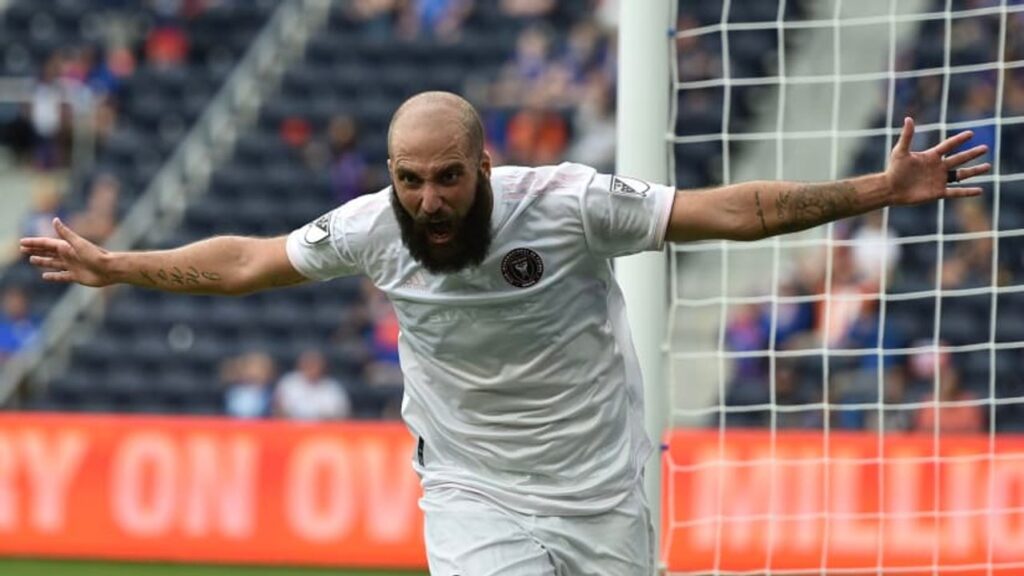 El irreconocible look de Higuaín, a más de tres años de su retiro