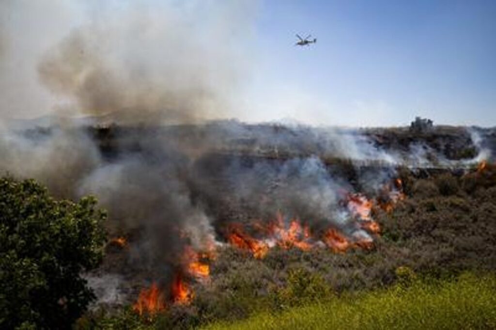 Un incendio forestal en el sur de California obliga a evacuar a más de 17.000 residentes