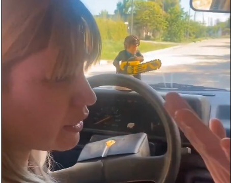 La libertaria que tiene que hacer horas de Uber para sobrevivir pero se niega a llevar “kukas"