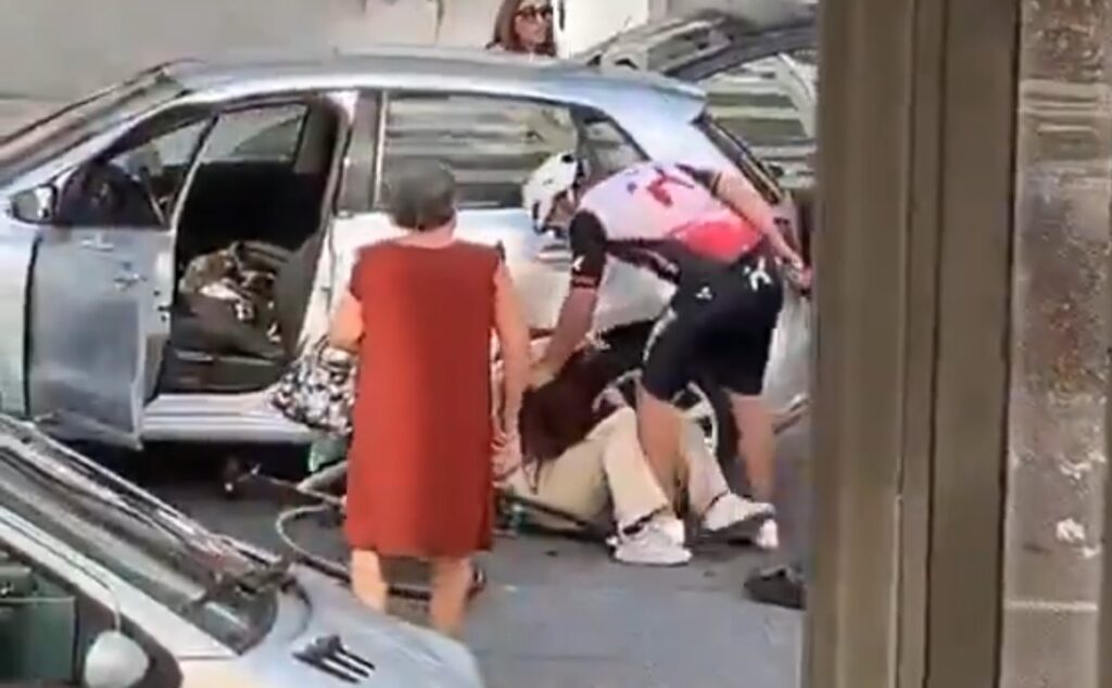 El brutal ataque de un ciclista a una mujer porque abrió la puerta de su auto y casi lo choca