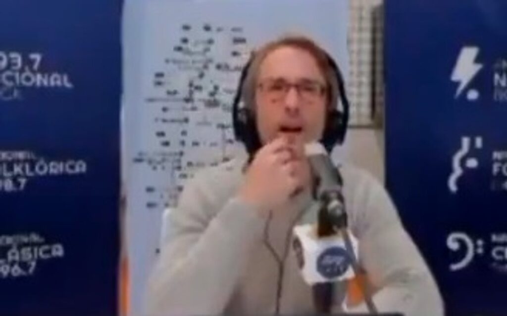 Nicolás Yacoy, el gerente periodístico de Radio Nacional, criticó a Caputo sin darse cuenta de que estaba el micrófono abierto
