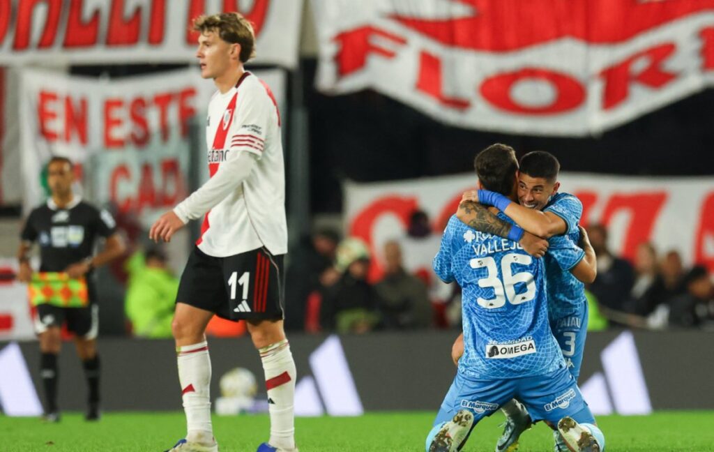 Bronca y memes de los hinchas de River: perdió con Atlético Tucumán, que no ganaba hace más de un año de visitante