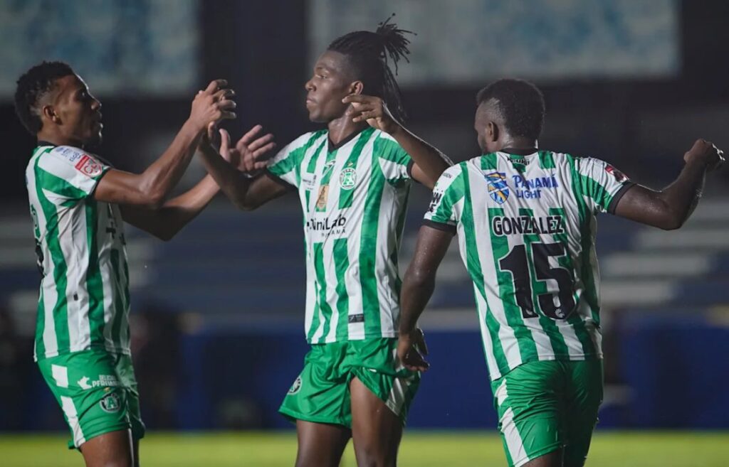 Escándalo en Panamá: un jugador abandonó el partido y denunció a su arquero por arreglo de resultados