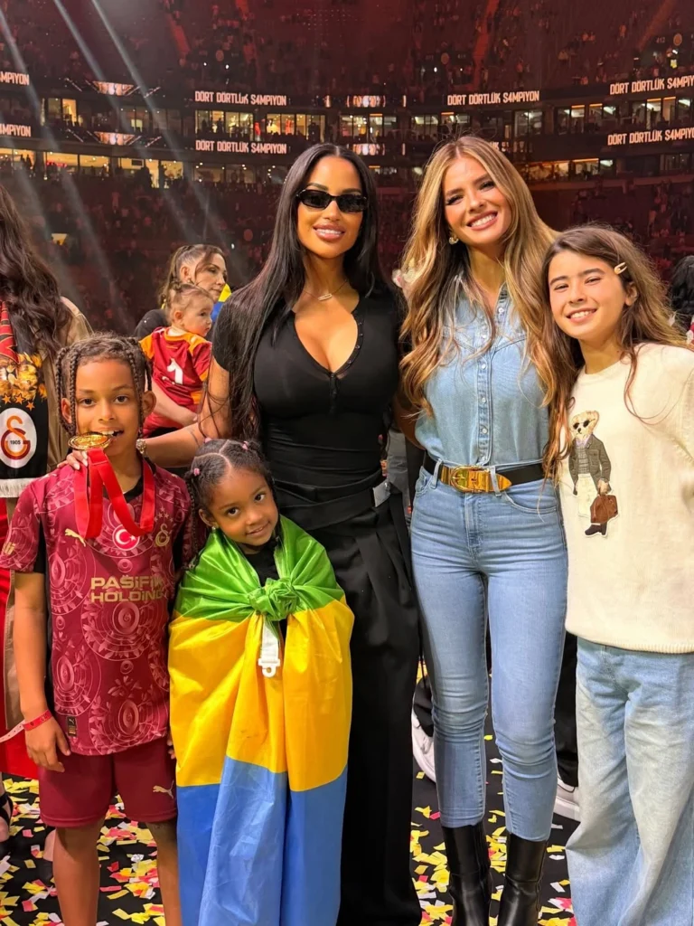 Quién es Fanny Neguesha, la amiga botinera de La China Suárez en Turquía: la foto juntas en los festejos del Galatasaray