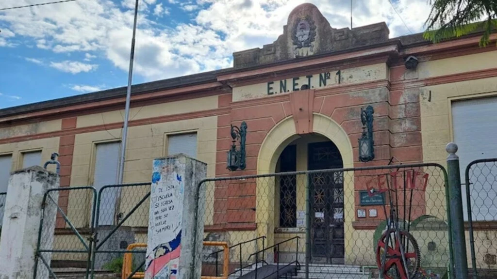Preceptora de Bragado detenida por quedarse con 50 mil dólares del viaje de egresados: "Me patiné la plata", dijo antes de pedir licencia y desaparecer