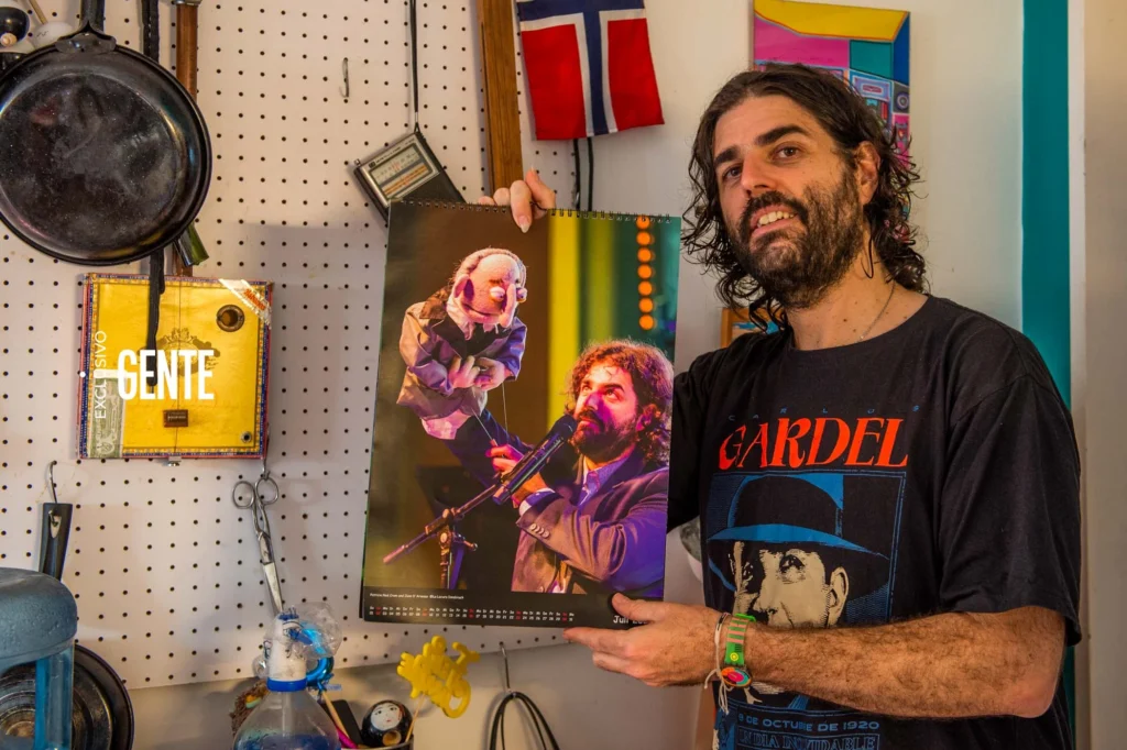 La maravillosa historia de Patricio Noé Crom, el "humano soñador" detrás del streaming viral de títeres “Ta bueno che!”