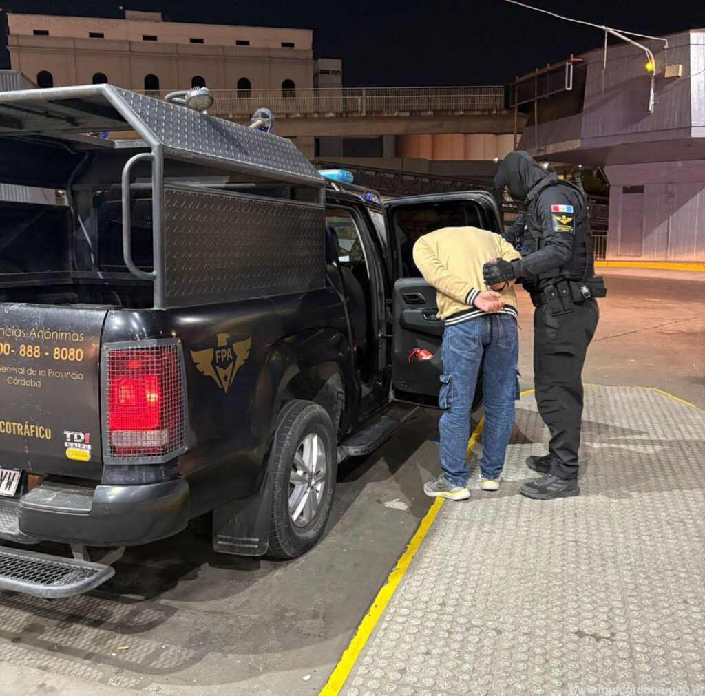 CONTROLES ANTINARCÓTICOS: FPA DETUVO A UN SUJETO CON COCAÍNA EN LA TERMINAL DE ÓMNIBUS DE CÓRDOBA