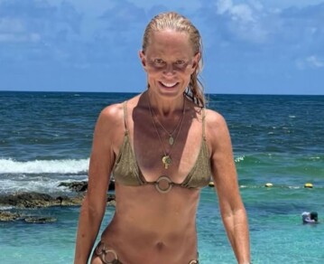Del bikini joya al minimalismo chic: Cecilia Bolocco da una lección de 'age positive fashion' desde Tulum