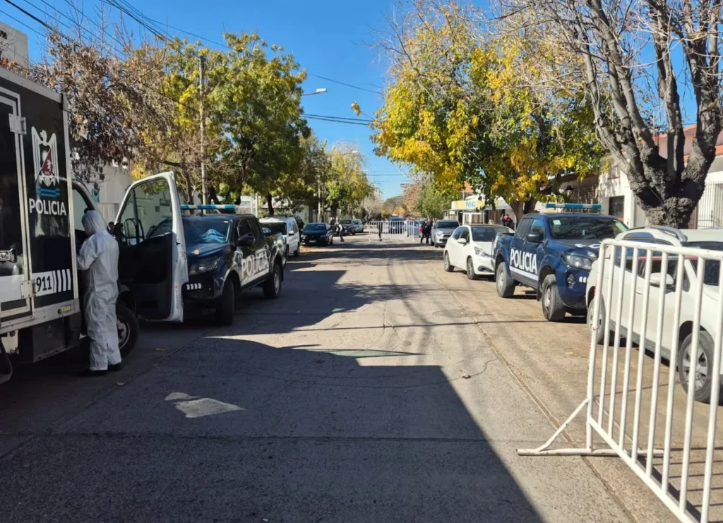 Detuvieron al hijo mayor de Margarita Gutiérrez, la maestra calcinada en Mendoza: el psicólogo de 46 años que tenía una herida en la mano