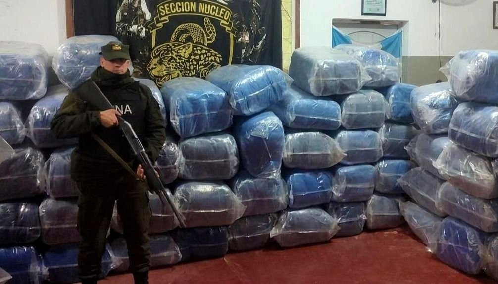 Incautaron más de una tonelada de hojas de coca y 21.750 paquetes de cigarrillos de contrabando