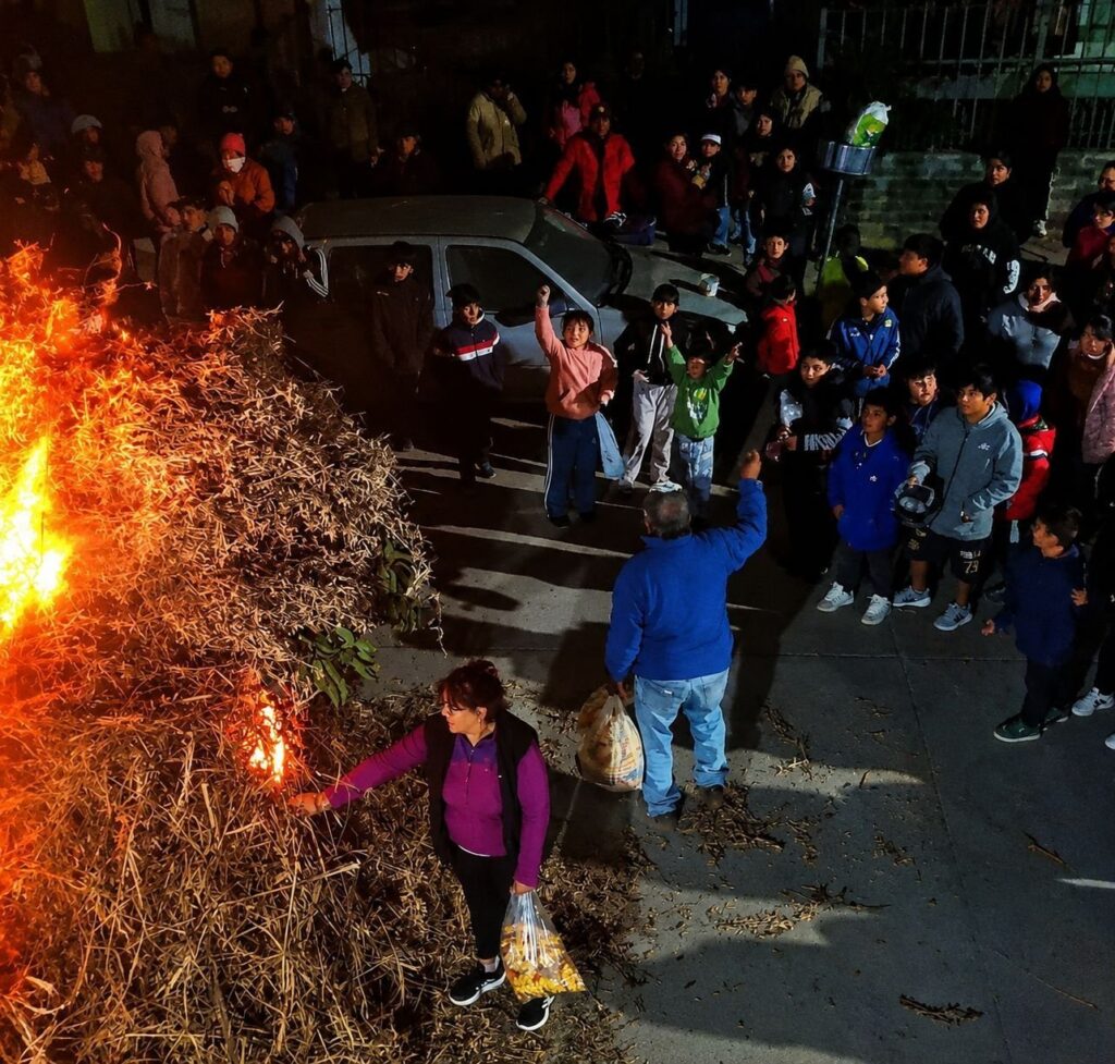 Entre chispas, humo y tamales, Cerrillos celebró sus fogones de San Pedro y San Pablo