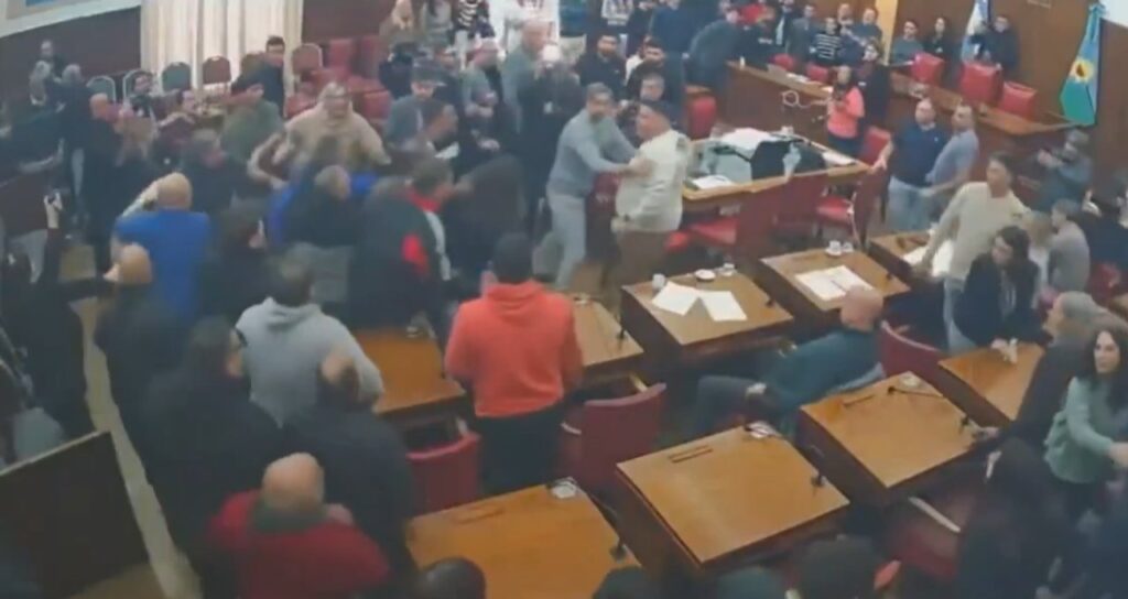 Taxistas y choferes de apps terminaron a las piñas en pleno Concejo Deliberante y tuvieron que suspender la sesión