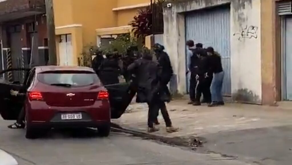 Desopilante: el grito de un policía durante un allanamiento que se hizo viral y por el que lo apodaron “gordo counter"