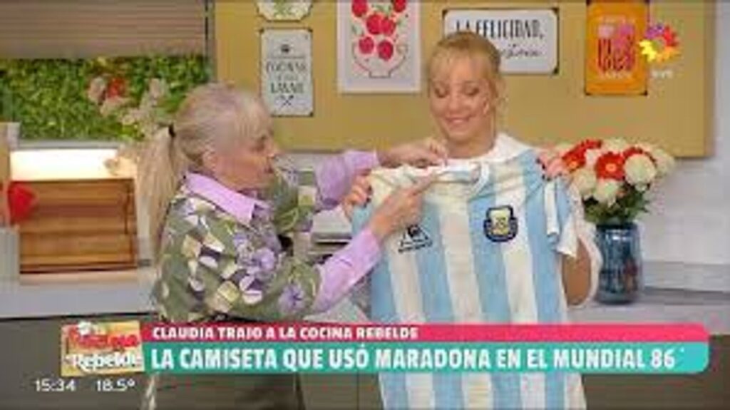 Claudia Villafañe llevó a la TV una camiseta que usó Maradona en el Mundial 86 y emocionó a todos