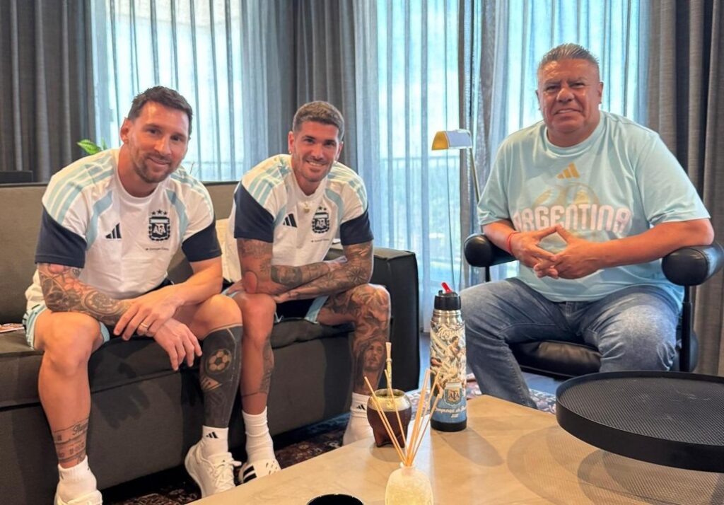 Odiosos y agresivos mensajes contra Chiqui Tapia por la foto cabulera junto a Messi y De Paul