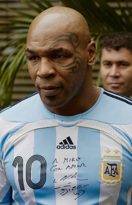 Mike Tyson se sumó a la fiebre por Messi con una camiseta argentina firmada por Maradona