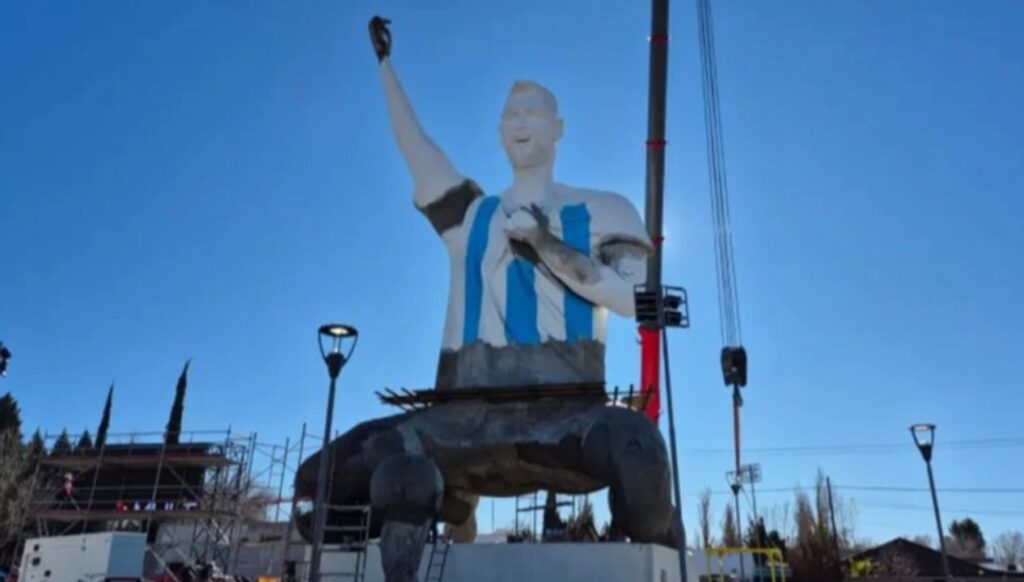 Cutral Co inauguró la estatua de Lionel Messi más alta del mundo