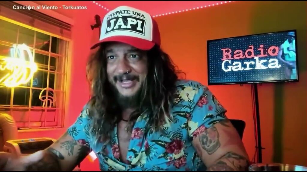 El Bananero hizo llorar a los libertarios en un vivo al hablar del “sistema neoliberal capitalista"