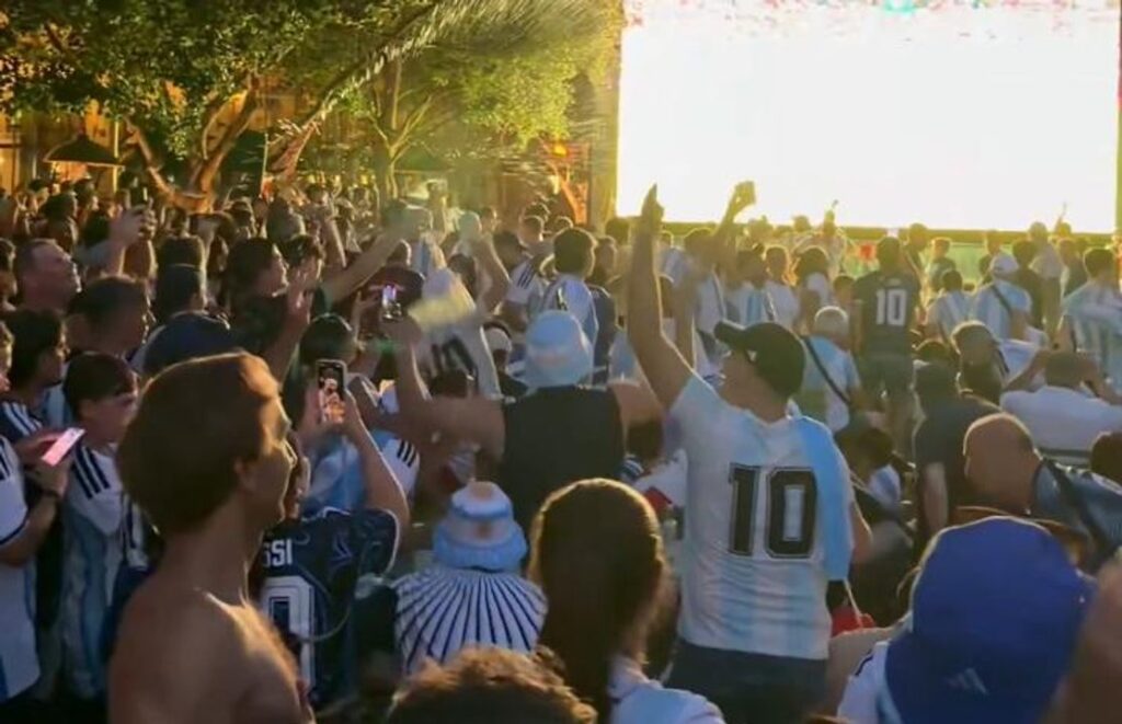 ¡Oh, sos una provincia!: Uruguay quedó eliminado y el banderazo argentino lo festejó con un picantísimo canto viral
