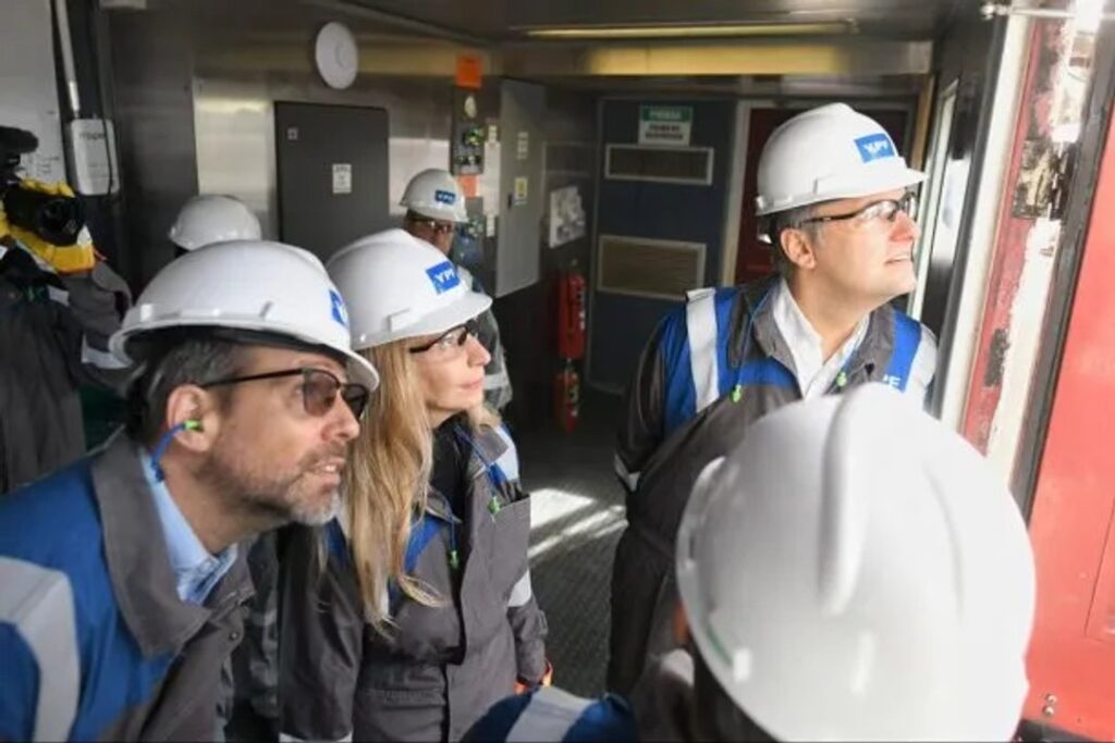Adorni no se va de YPF: la millonaria suma que seguirá percibiendo del Estado