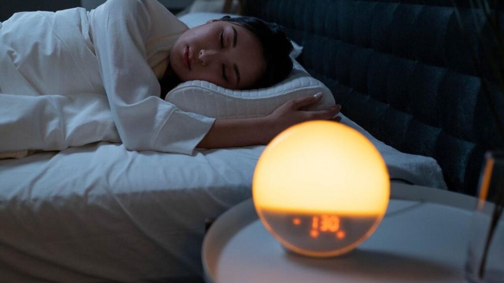 Cuál es el significado oculto de dormir con la luz prendida según la psicología