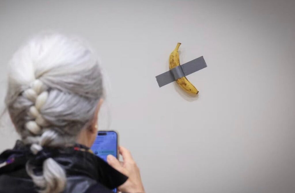 Robaron la banana de la polémica obra de Cattelan y el museo la reemplazó horas después