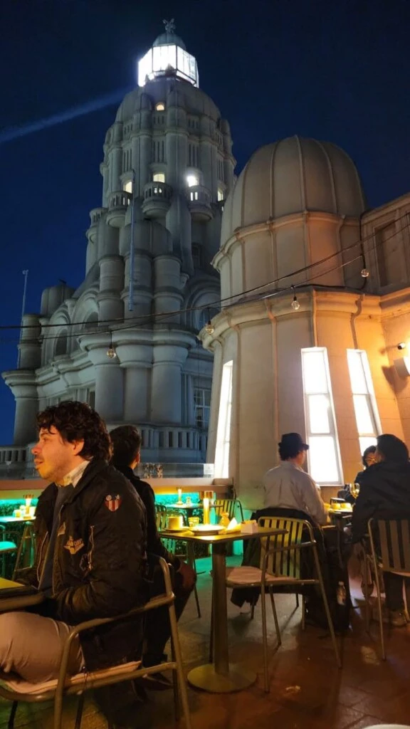 Cómo es Salón 1923, el bar de cócteles oculto en la cima del Palacio Barolo que te transporta a los años 20