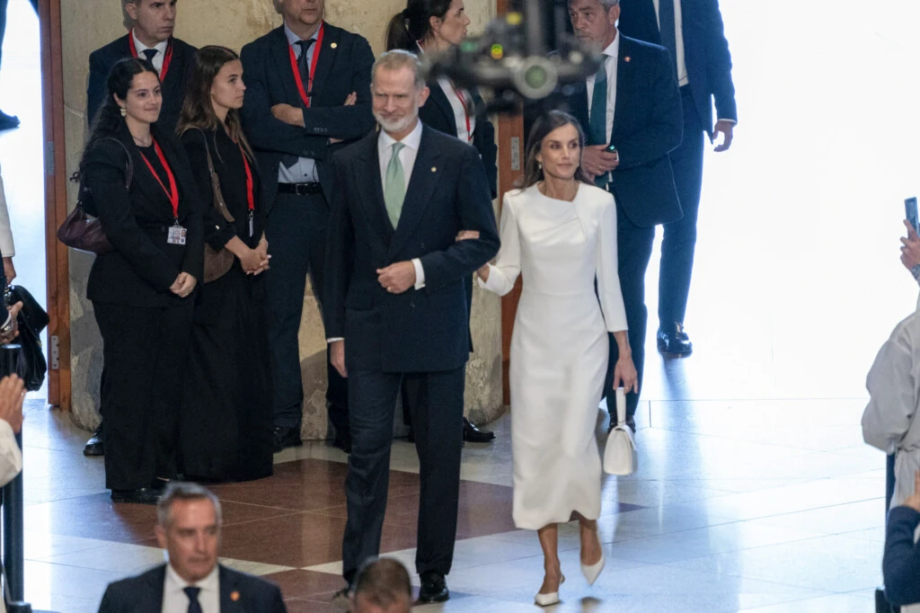 5 curiosidades del histórico y reciclado look de la reina Letizia Ortiz ante el Papa León XIV en la Sagrada Familia