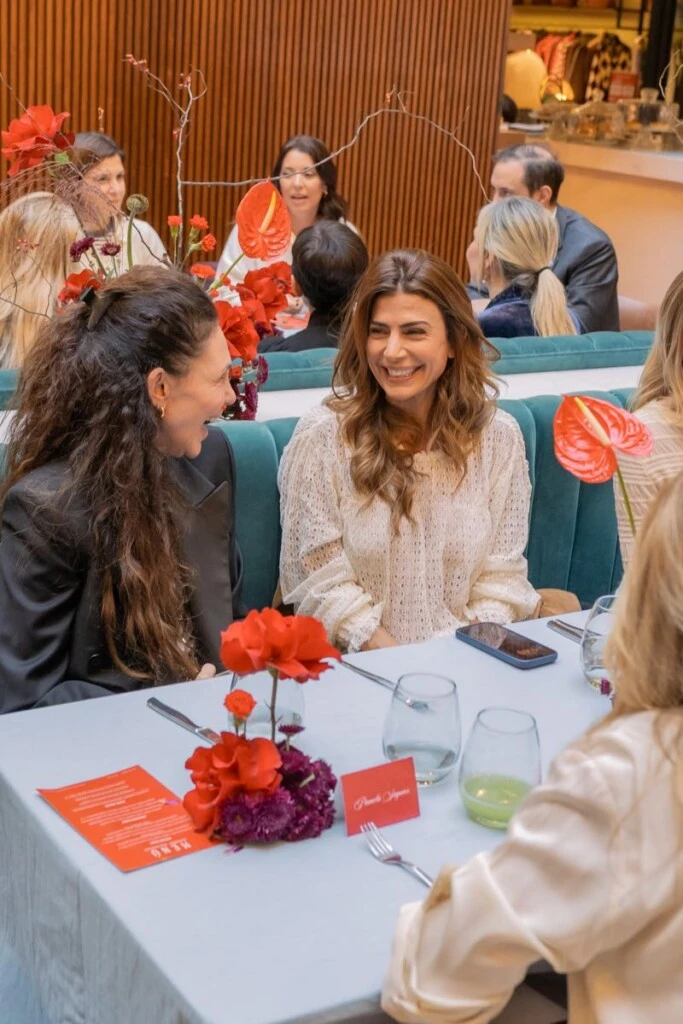 El impecable look de Juliana Awada para un almuerzo: blusa romántica, tonos tierra y el abrigo ideal para el frío