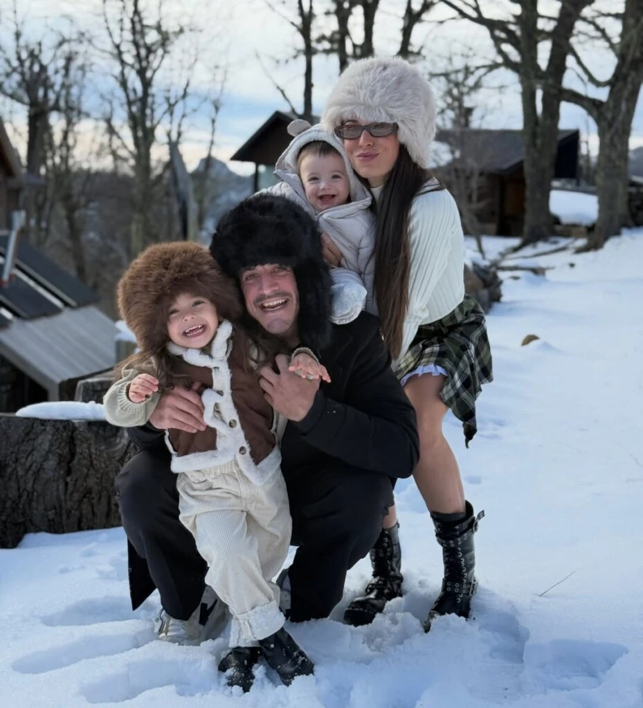 El álbum de fotos de las vacaciones familiares de la China Ansa: nieve, esquí y recuerdos