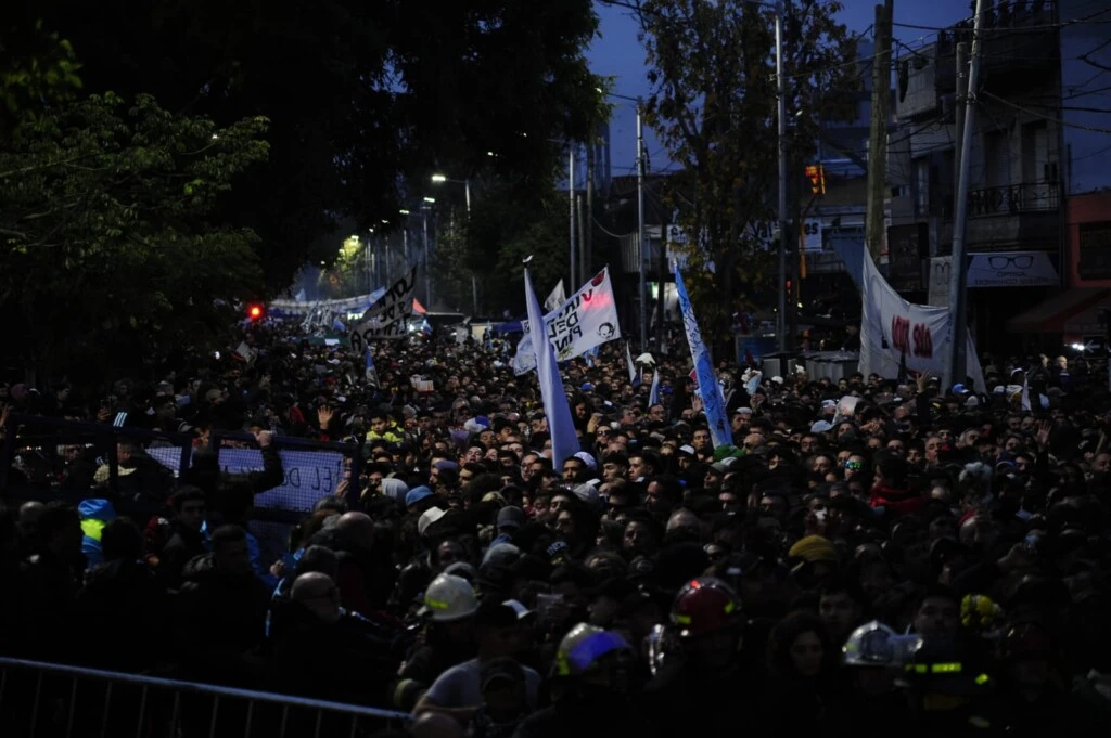 En fotos: entre lágrimas, emoción y recuerdos, así fue el último adiós multitudinario del Indio Solari
