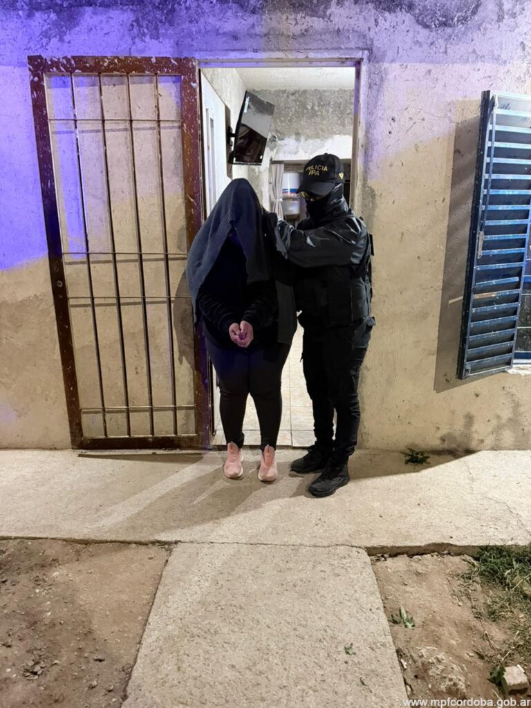 CÓRDOBA: FPA DETUVO A UNA MUJER POR VENTA DE DROGAS EN BARRIO PARQUE LAS ROSAS