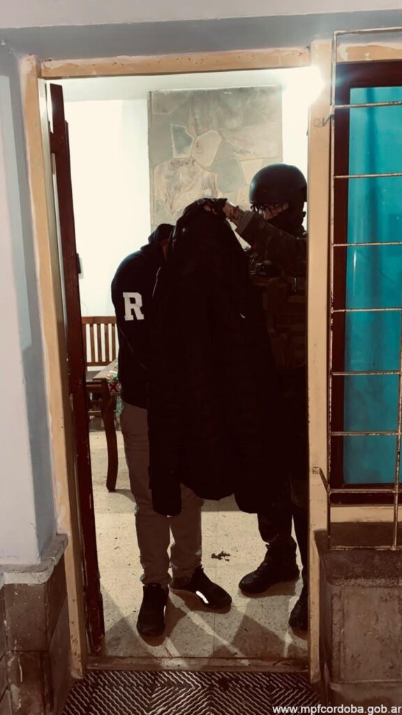 COLONIA CAROYA: UTILIZABA UN LOCAL COMERCIAL PARA LA VENTA DE COCAÍNA Y MARIHUANA. UN DETENIDO