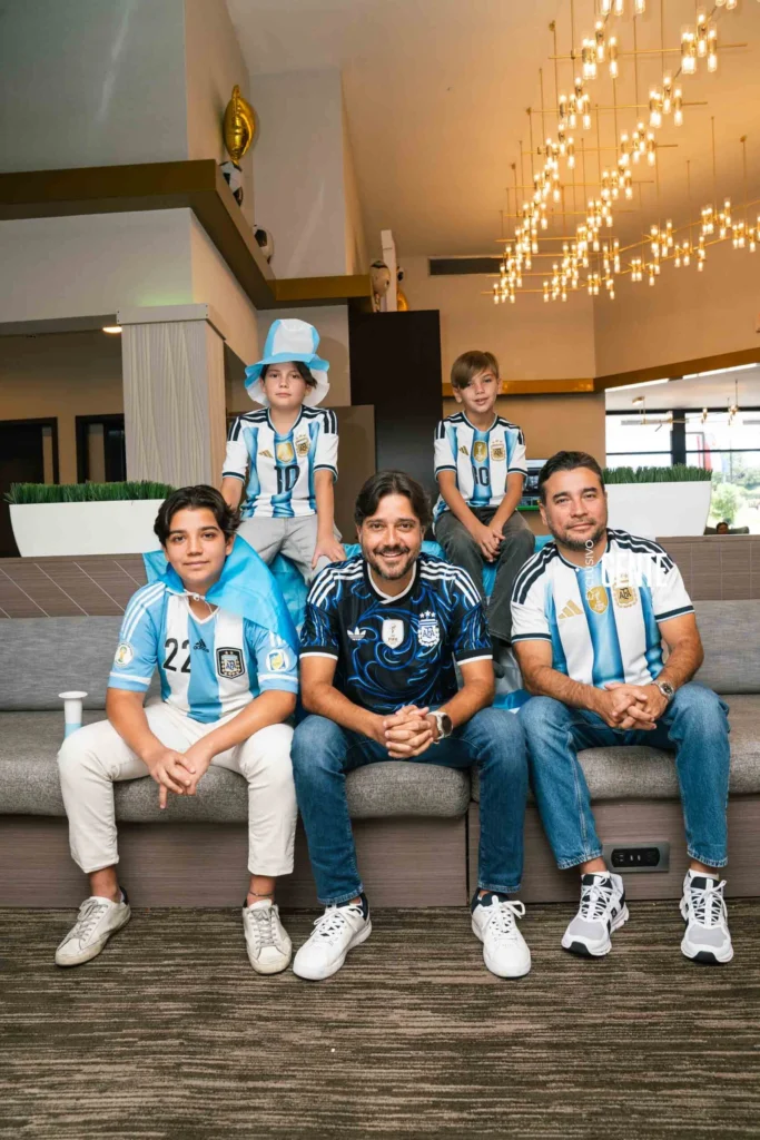 ¡Son mexicanos, pero alientan por Argentina! La increíble historia de una familia de Acapulco que viajó al Mundial para ver a Messi