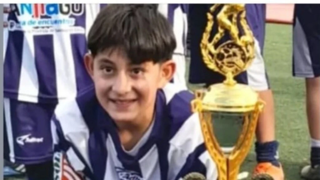 Murió un adolescente tras recibir un pelotazo mientras jugaba al fútbol: qué es la commotio cordis, la condición que investigan los médicos